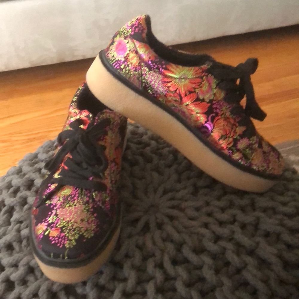 Embroidered platform sneakers - Picture 2 of 3